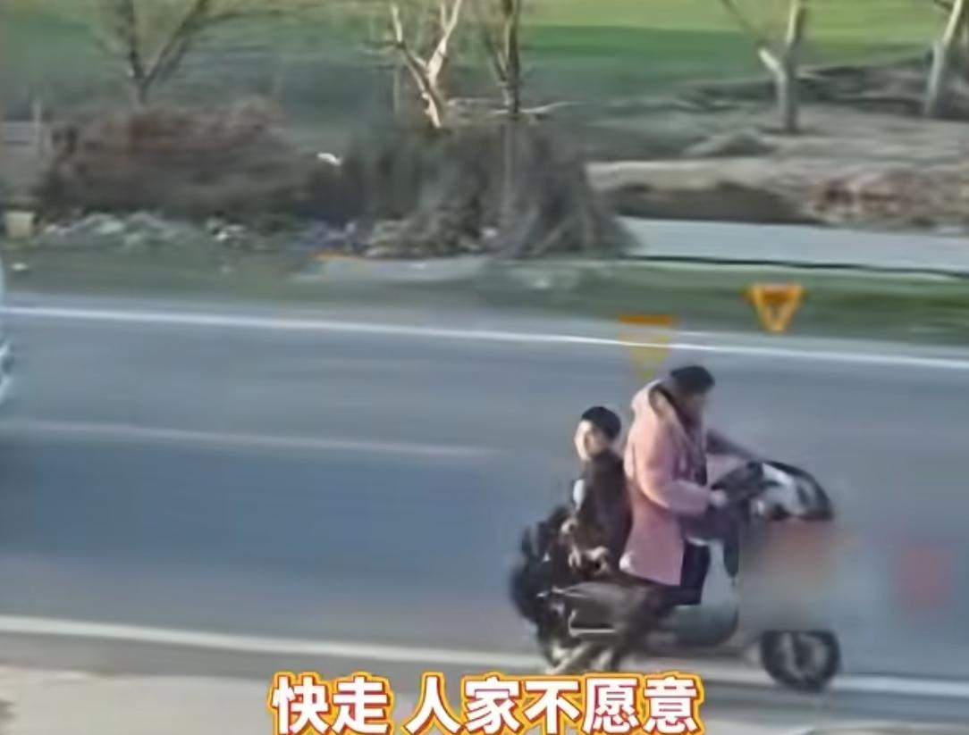 小狗家门口玩耍被陌生母子抱走，男孩边抱狗边喊:快走,人家不愿意