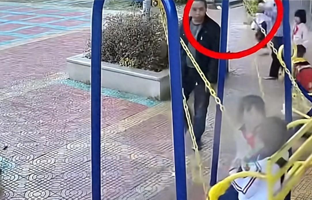猥琐男公园强行搂抱女童后续:监控曝光，女童吓得尖叫！当地:刑拘
