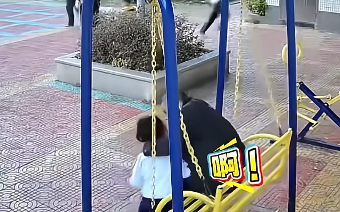 猥琐男公园强行搂抱女童后续:监控曝光，女童吓得尖叫！当地:刑拘