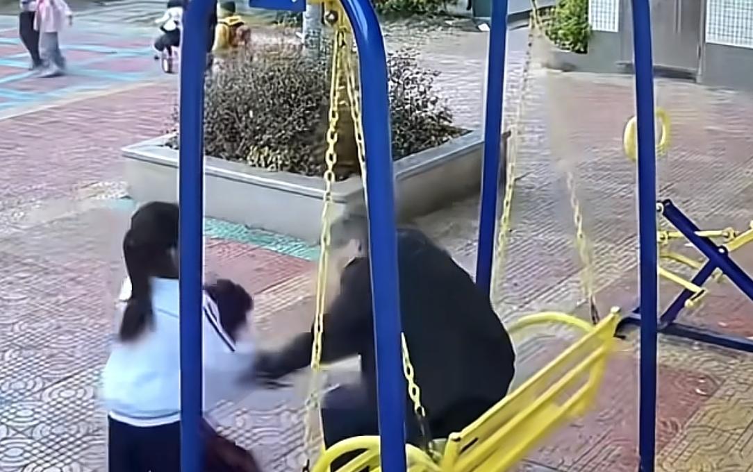 猥琐男公园强行搂抱女童后续:监控曝光，女童吓得尖叫！当地:刑拘