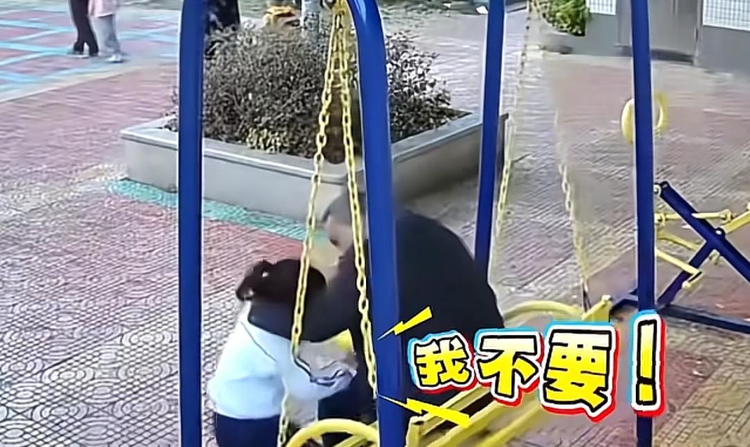 猥琐男公园强行搂抱女童后续:监控曝光，女童吓得尖叫！当地:刑拘