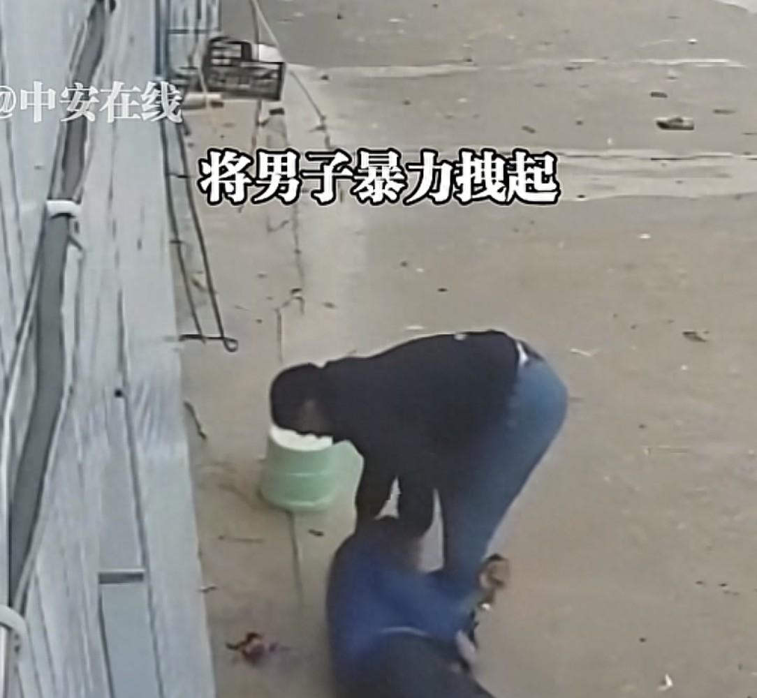 男子家门口被打昏迷！医院下病危，打人者身体不适被放，多方介入