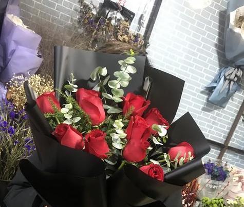 探索玫瑰花不同颜色的含义（揭示玫瑰花色彩的暗示和象征意义）