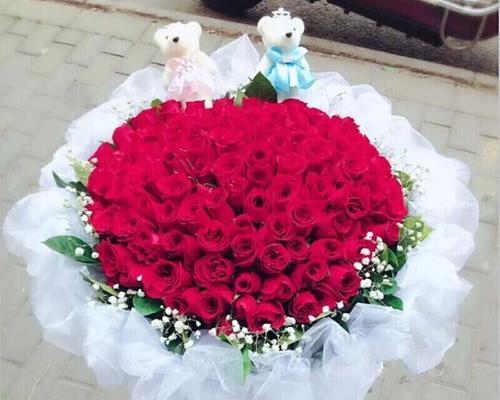 探寻九十九朵玫瑰背后的深意 九十九朵玫瑰的含义