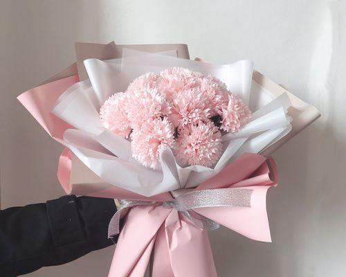 康乃馨送亲人朋友，美好寓意送达心意（康乃馨的美好寓意及送花对象选择指南）