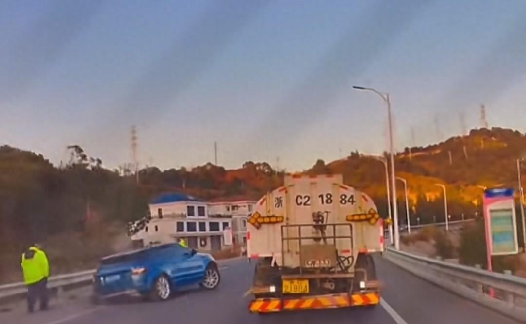 "遇到交警不洒,遇到行人正常洒"，温州洒水车看人下菜，当地回应