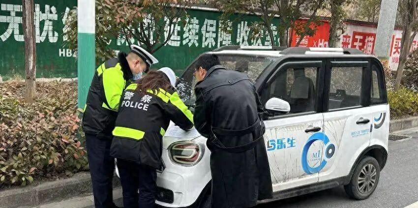低速四轮车，禁止上路！老人出行怎么办？这3种方式上路合法合规