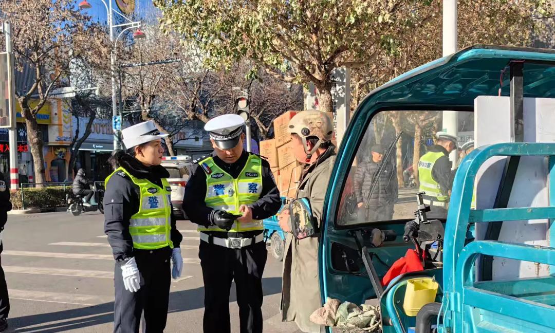 低速四轮车，禁止上路！老人出行怎么办？这3种方式上路合法合规