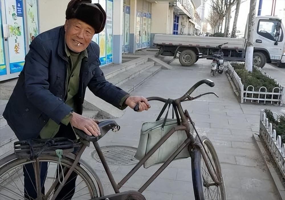 低速四轮车，禁止上路！老人出行怎么办？这3种方式上路合法合规