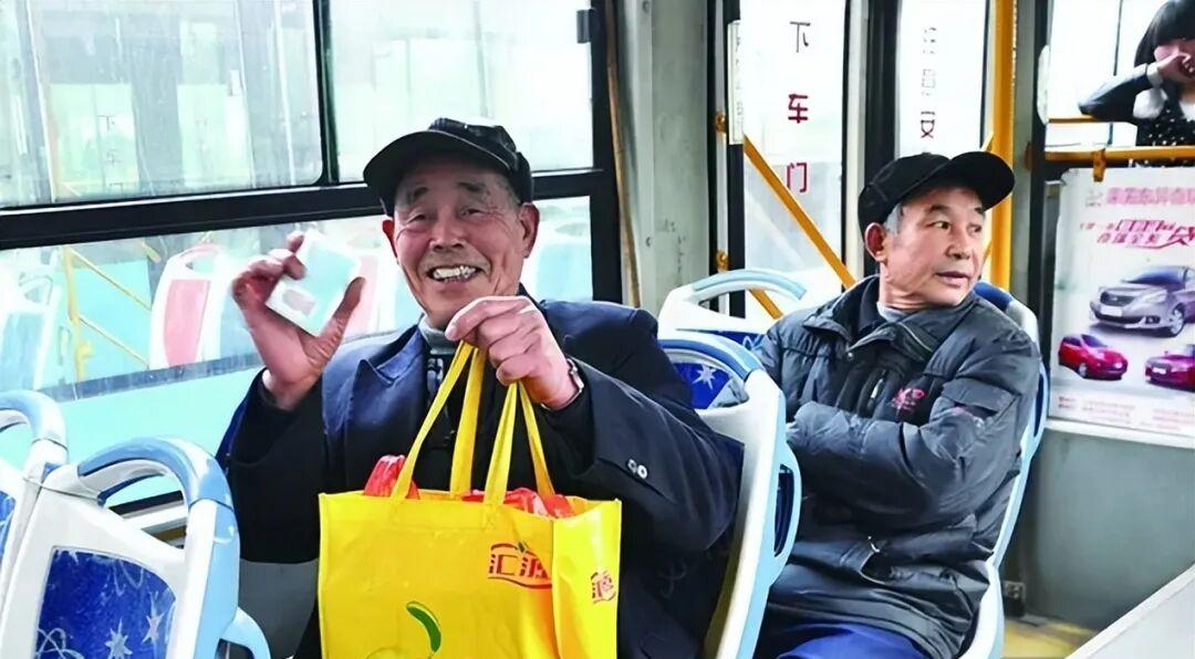 低速四轮车，禁止上路！老人出行怎么办？这3种方式上路合法合规