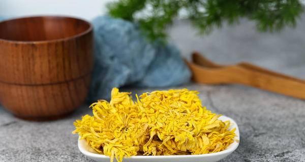 黄菊花泡水喝的好处是什么？需要注意什么事项？