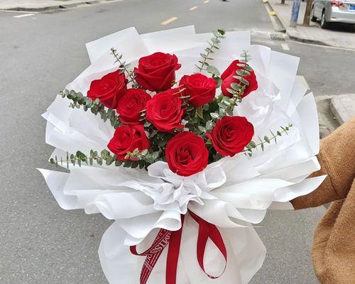 13朵玫瑰花语及其意义解析（从浪漫到祝福）