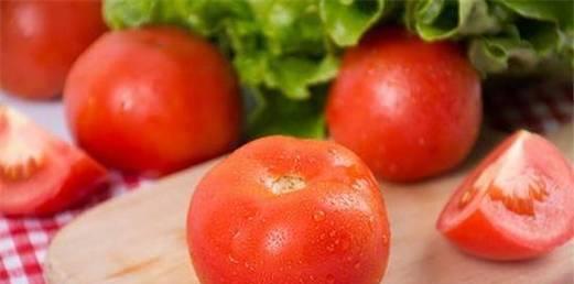 西红柿生吃与熟吃哪个更健康？营养差异大揭秘？