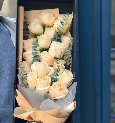 香槟色玫瑰的花语与意义（玫瑰花语）