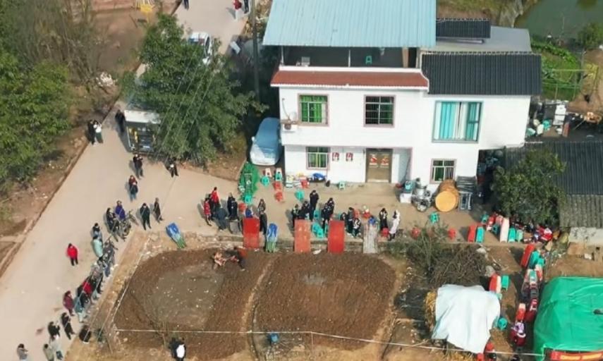 呆呆妹也没想到，杀猪宴结束才1天，一家人已走上了大衣哥的老路