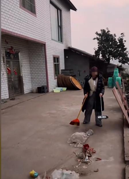 呆呆妹也没想到，杀猪宴结束才1天，一家人已走上了大衣哥的老路