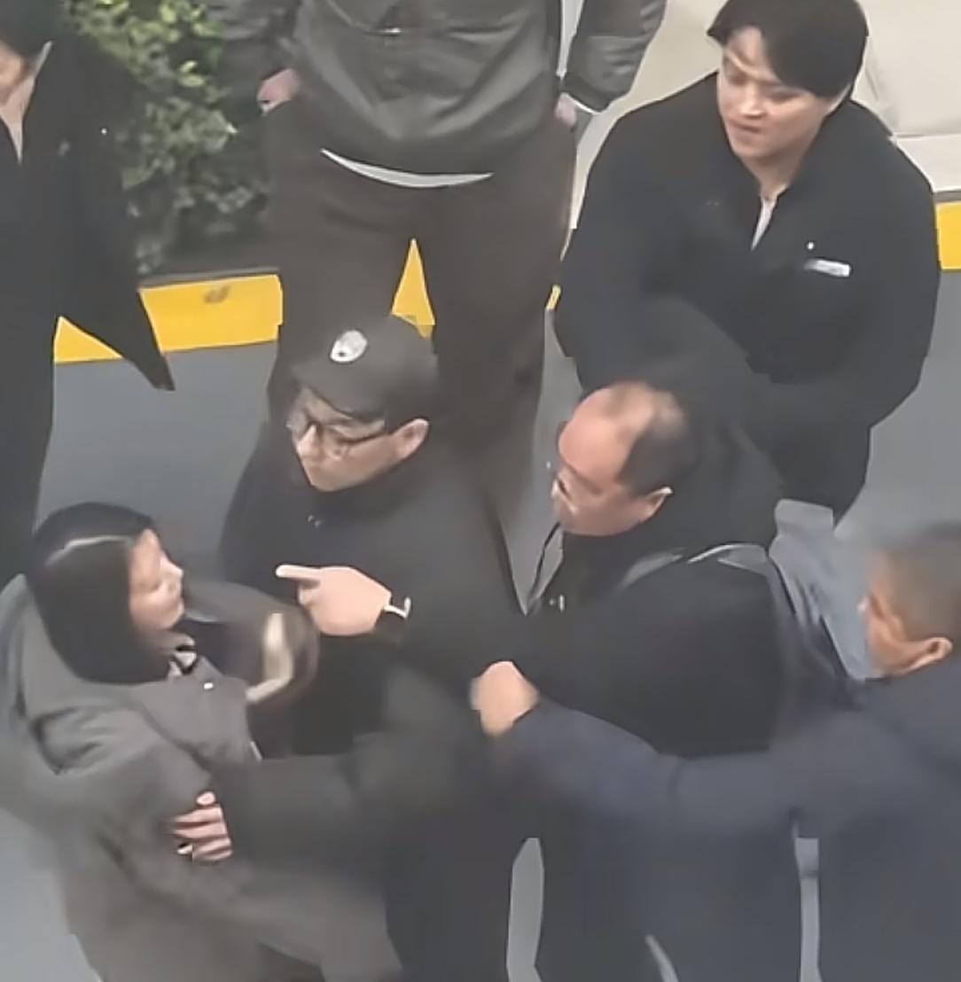 女生牵绳遛狗被一家人辱骂围殴，邻居帮忙也被打！报警后仍嚣张