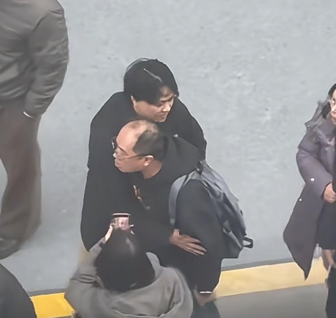 女生牵绳遛狗被一家人辱骂围殴，邻居帮忙也被打！报警后仍嚣张