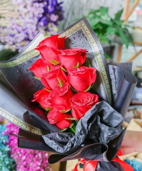 红色玫瑰（探索红色玫瑰背后的意义与象征）