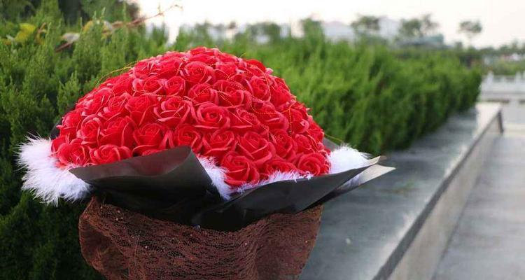 粉玫瑰花的美丽寓意(探索8朵粉玫瑰花所代表的含义)