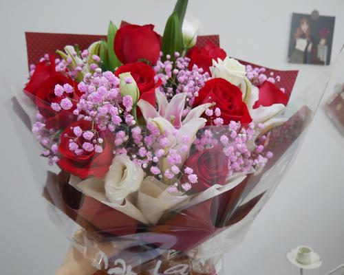 玫瑰花的寓意与传说（探索六朵玫瑰花的深意）