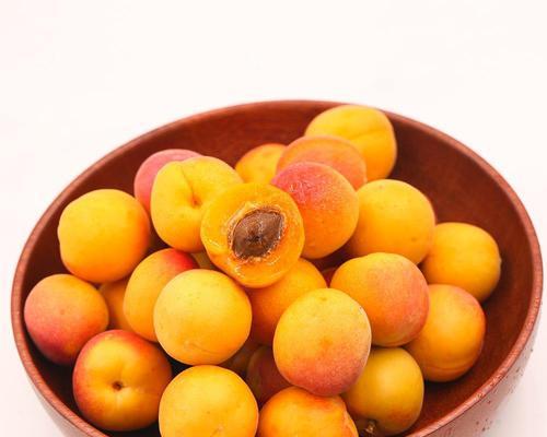 杏仁什么时候成熟？不同品种的成熟季节有何差异？