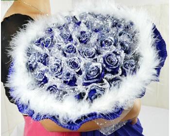 男人为女人送蓝玫瑰代表什么(一束蓝玫瑰背后的深意与情感)