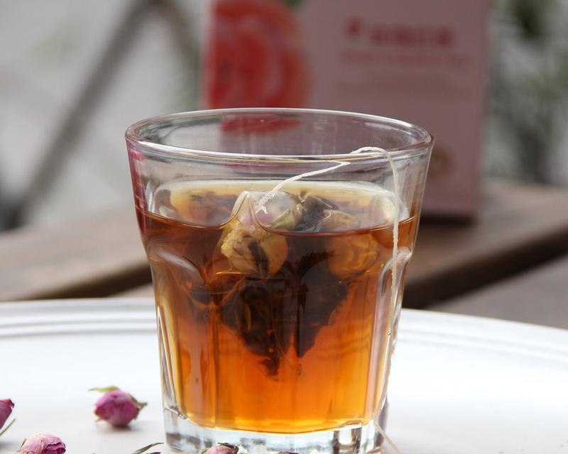 玫瑰泡水喝的好处与注意事项是什么？