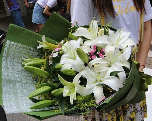 百合花的寓意与象征意义（探索百合花的文化内涵与心灵寄托）
