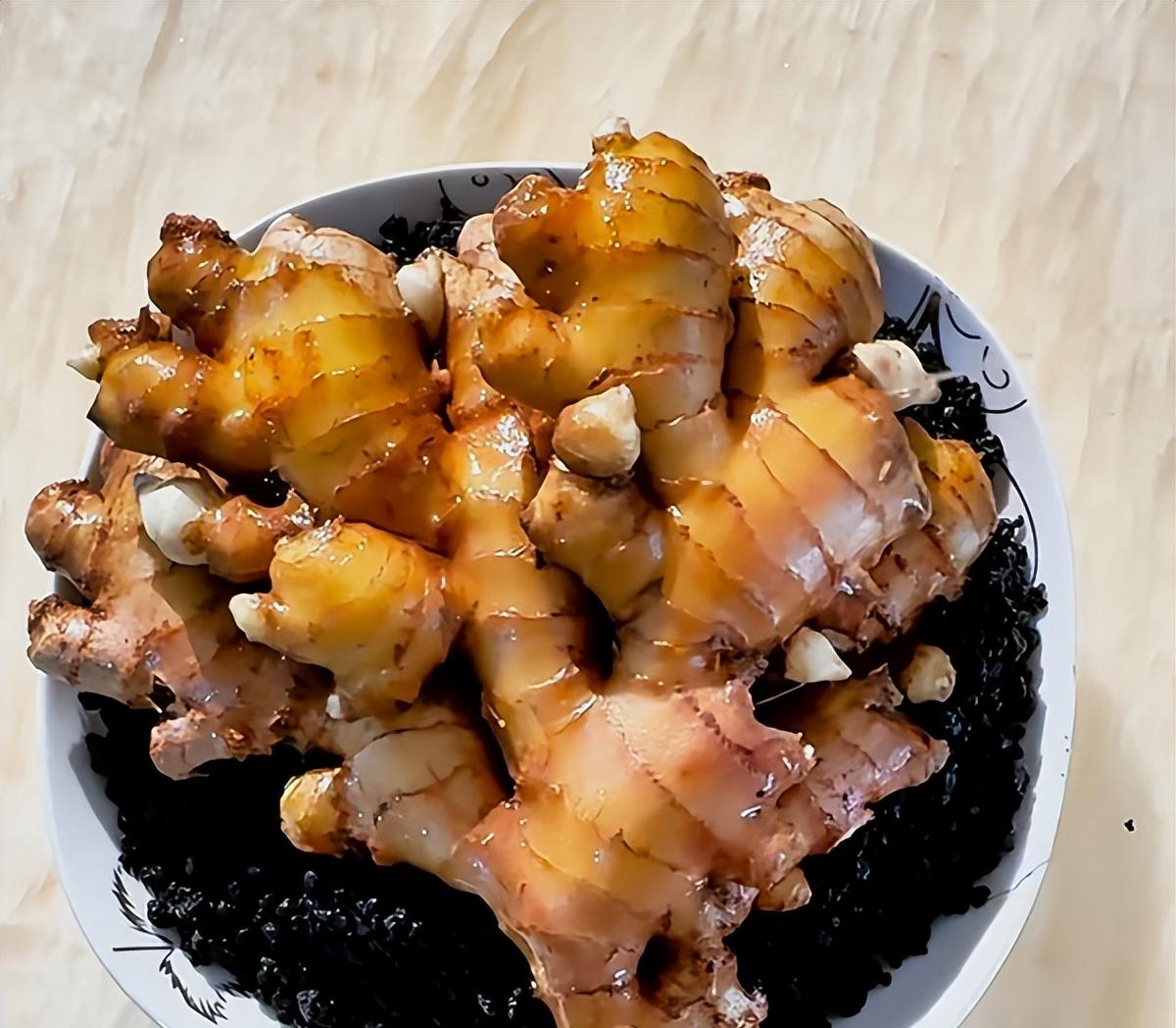 女子在办公桌上“养姜山”，同事纷纷效仿，网友：打开新思路，牛