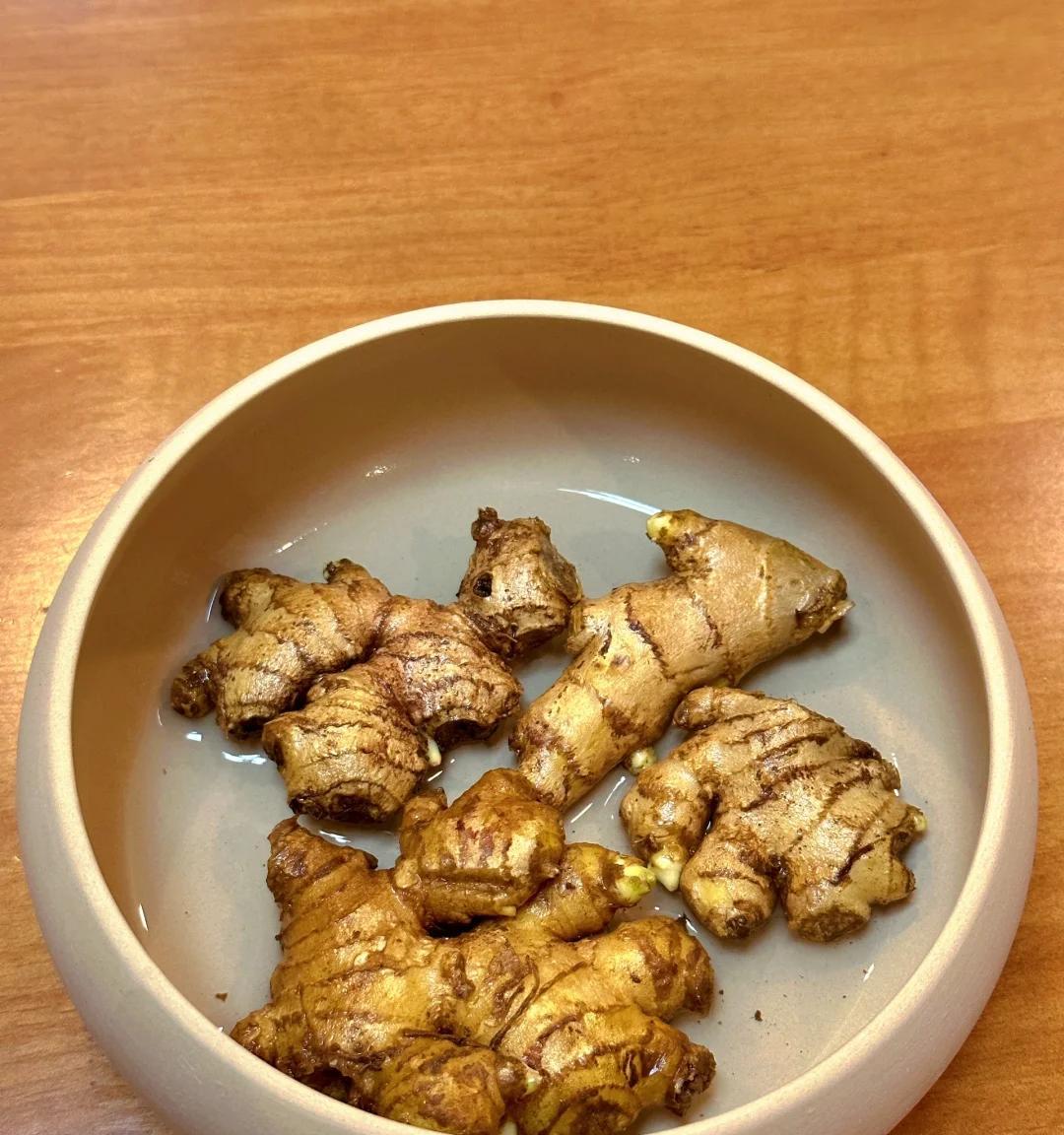 女子在办公桌上“养姜山”，同事纷纷效仿，网友：打开新思路，牛