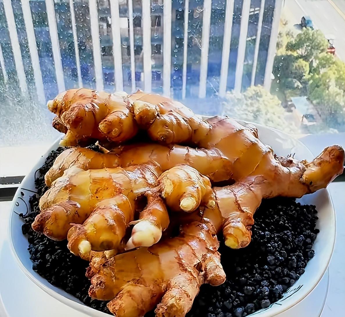 女子在办公桌上“养姜山”，同事纷纷效仿，网友：打开新思路，牛