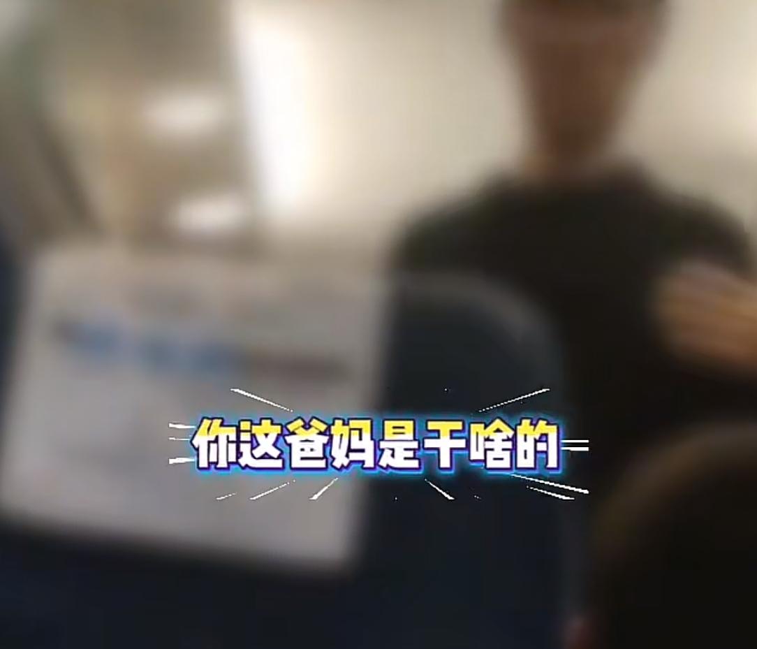 男子高铁上指责1岁幼童哭闹，要求一家人离开座位大喊让乘警介入