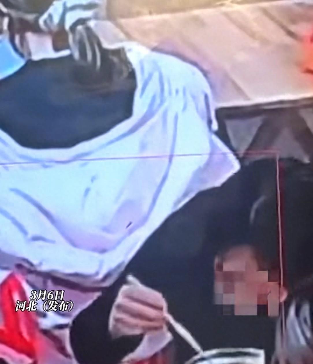 坏透了！女子用勺舀螺蛳粉汤，倒进邻座女子衣服帽子里，网友炸锅