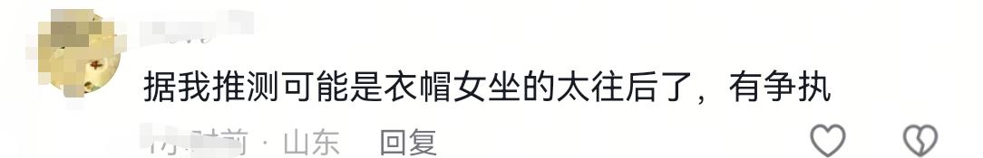 坏透了！女子用勺舀螺蛳粉汤，倒进邻座女子衣服帽子里，网友炸锅
