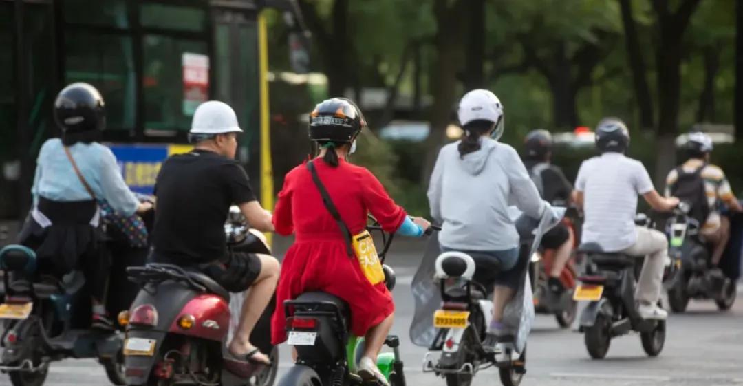 央视3次痛批：电动车解限速！解禁摩托车，同时电自改限速40km/h