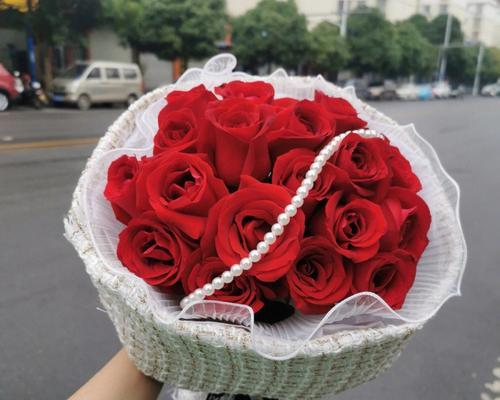 11朵玫瑰花的花语（解读11朵玫瑰花所蕴含的含义）